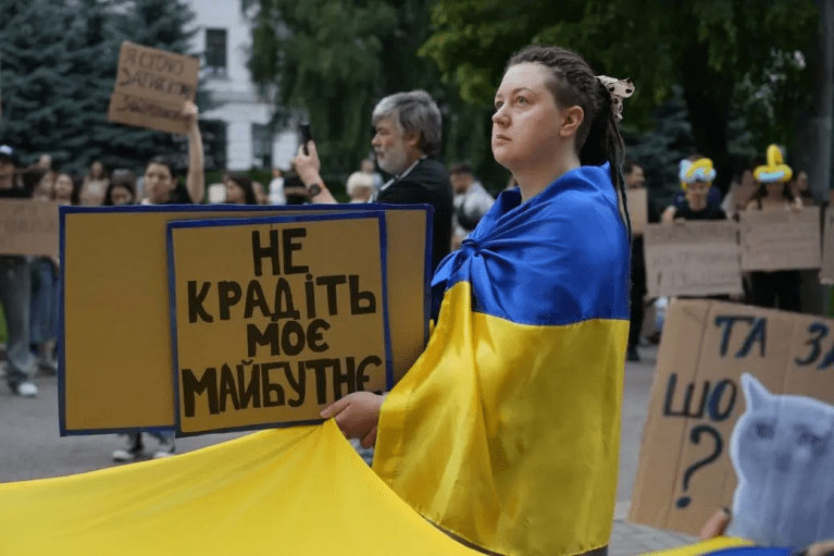 У Києві та інших містах продовжуються протести проти відставки Федорова (ФОТО)