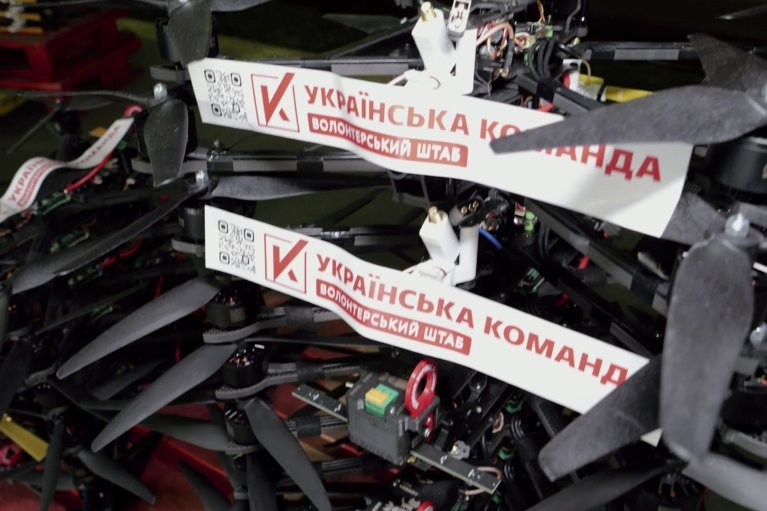 Волонтеры "Украинской команды" передали батальону "Свобода" очередную партию FPV-дронов