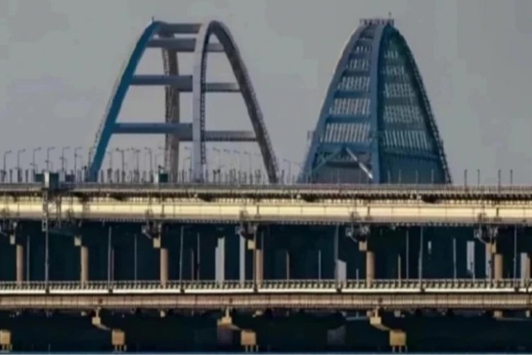 В Крыму снова была неспокойная ночь. Керченский мост снова закрыли