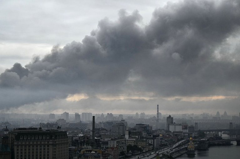 Из-за воздушной атаки в Киеве повреждены электросети, изменены маршруты транспорта (СПИСОК)