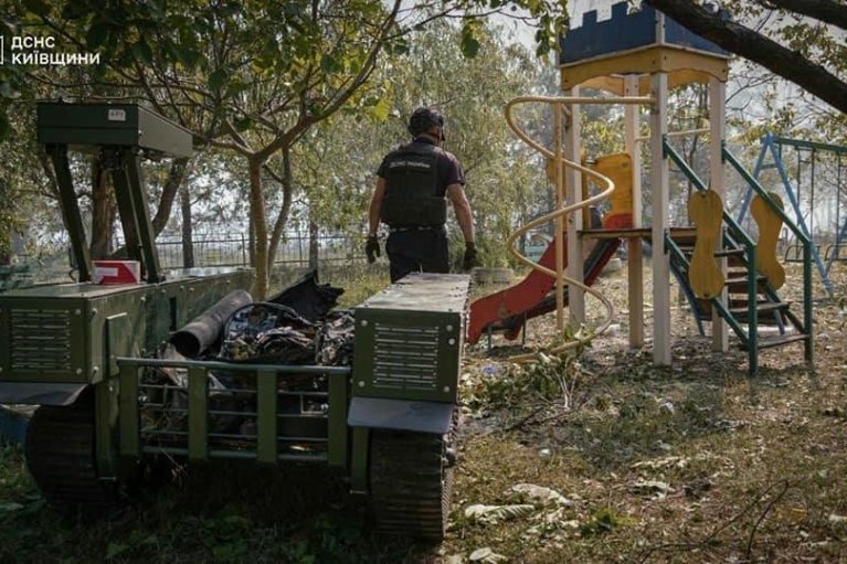 В селе Мила в Киевской области четвертые сутки подряд продолжается ликвидация последствий российской атаки БпЛА (ФОТО)