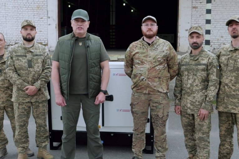 Палатный: "Украинская команда" передала мощную дизельную электростанцию ​​бойцам 72 ОМБр