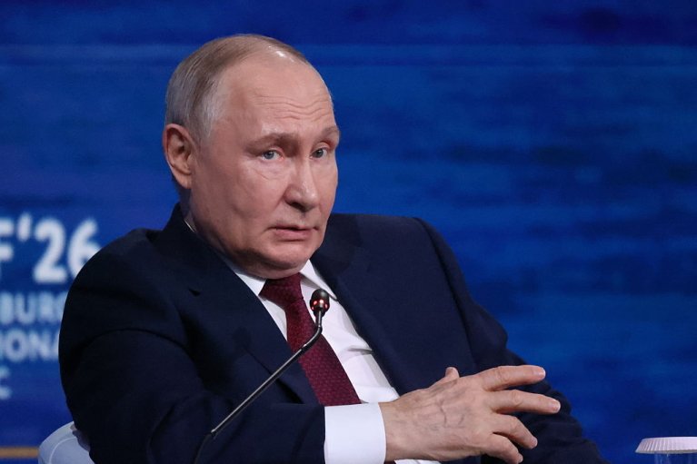 Поплывшие роботы и возбужденный синоптик: чем запомнился экономический форум в Питере