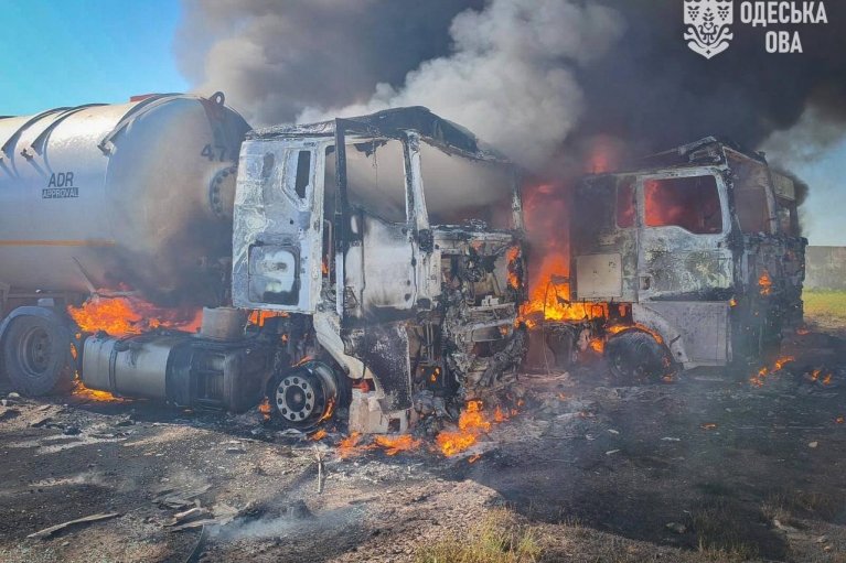 Россияне ударили по стоянке грузовиков в Одесской области. Есть жертвы