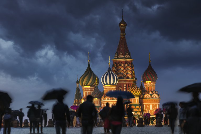 Зеленский не дал добро? Кремль отменил парад ко "дню России" на Красной площади