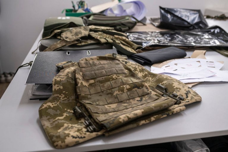 ЗМІ з'ясували, як "Лідер-НТЗ" виконує договори на бронежилети після розірвання контракту на постачання шоломів