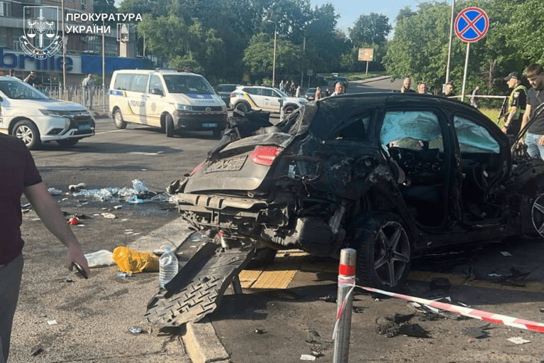 Страшное ДТП в Киеве: водитель "Мерседеса" убил двух мужчин, женщину и 12-летнего мальчика