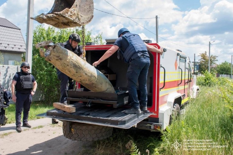 В Дергачах Харьковской области во двор упала и не разорвалась 500-килограммовая бомба