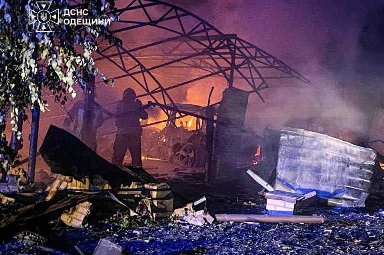 В двух районах Одесщины бушевали пожары от обстрелов, повреждены дома и транспорт (ФОТО)