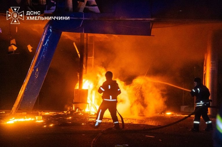 В Хмельницкой области на протяжении суток враг атаковал АЗС, логистический хаб, дома и предприятие