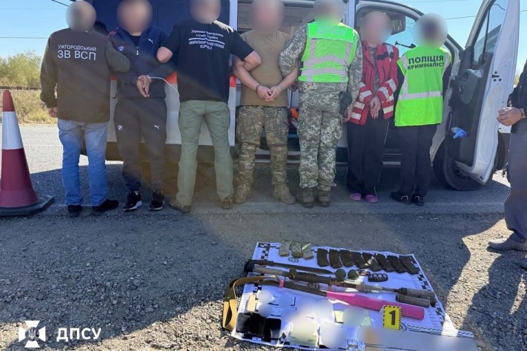 В пограничной области на Закарпатье остановили "скорую" с нелегалами и оружием (ФОТО)