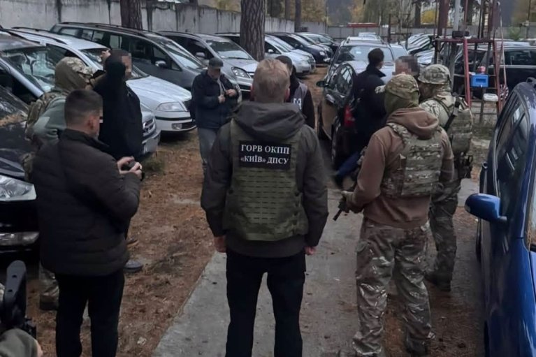 В Киеве отец и сын торговали "гуманитарными" автомобилями: правоохранителям удалось изъять полсотни машин (ФОТО)