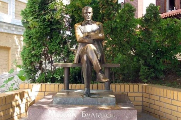 В Киеве коммунальщики демонтировали памятник Булгакову: журналистка показала видео