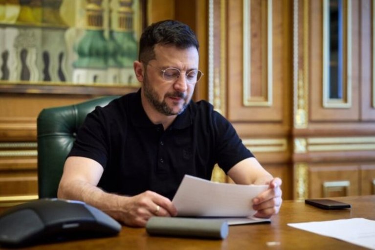 Зеленский ввел санкции против 44 человек, причастных к "выборам" РФ на оккупированных территориях