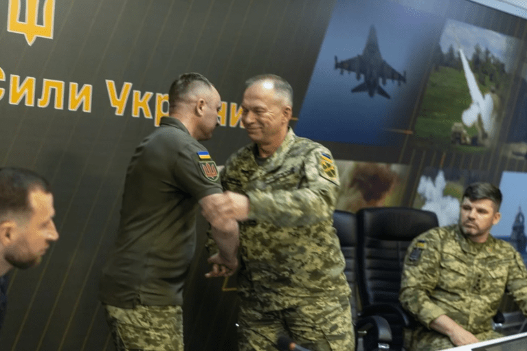 Официально: Сырский передал Драпатому полномочия главнокомандующего ВСУ