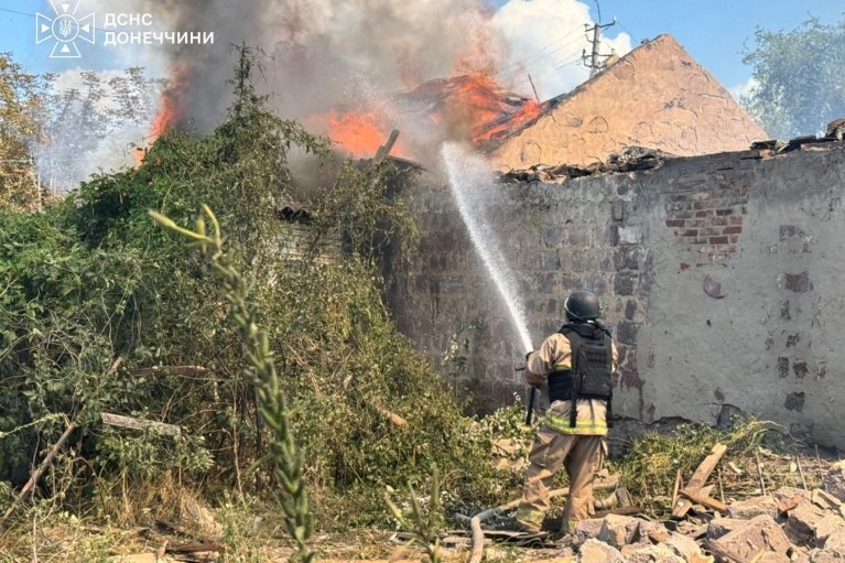 Упродовж доби обстріли Донеччини не вщухали. Що відомо