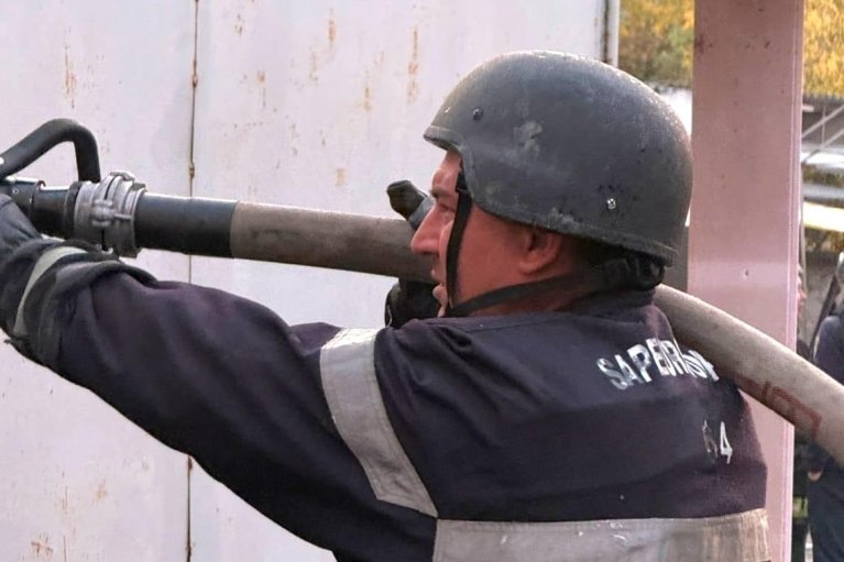 Российская армия ударила по кладу на Киевщине, бушует пожар