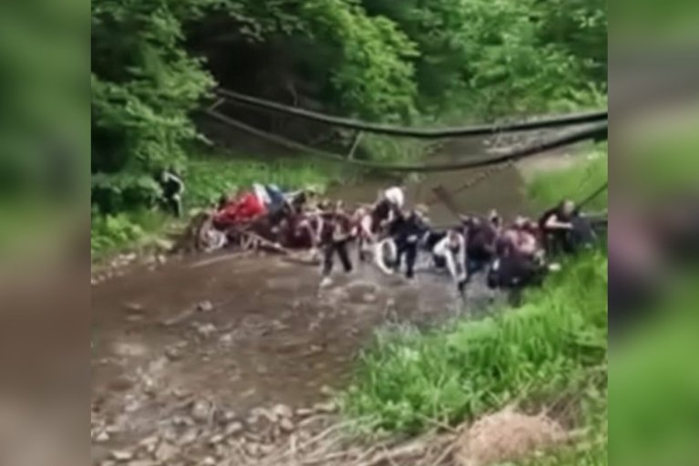 На Буковине обрушился мост с детьми (ВИДЕО)