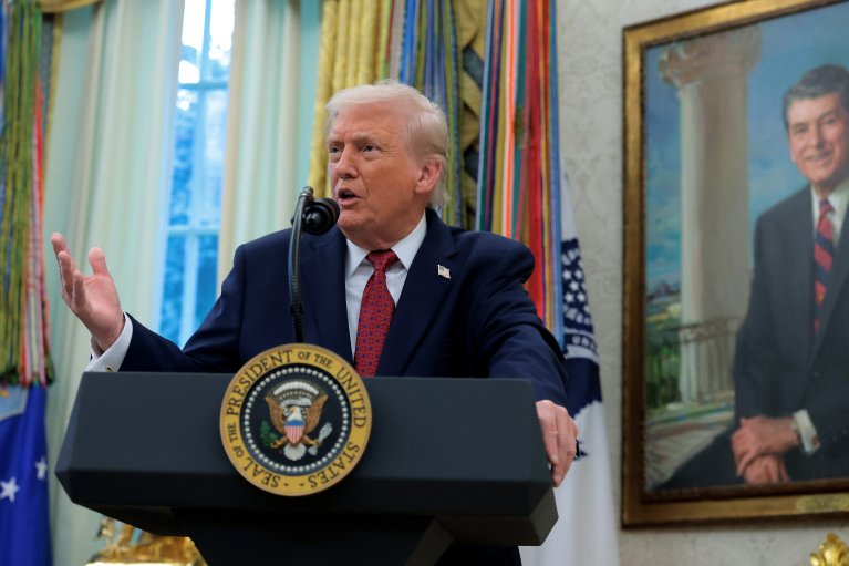 Суд зобов’язав Трампа скасувати заборону на допуск ЗМІ до Білого дому