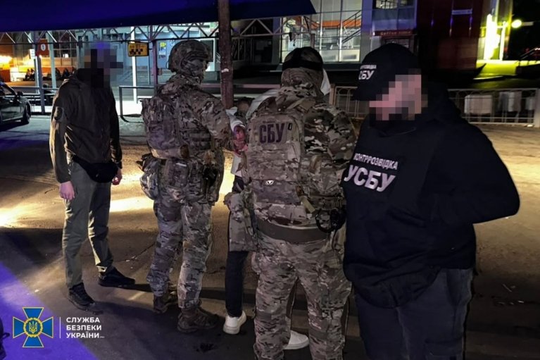 СБУ задержала студента, который заложил бомбу под автобус с военными в Ровенской области