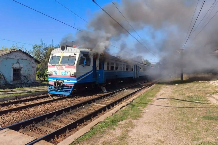 Рашисты ударили по пригородному поезду на Харьковщине, есть раненые