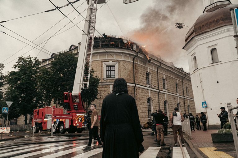 Третина українців звинувачують владу в тому, що війна з РФ досі триває (ОПИТУВАННЯ)