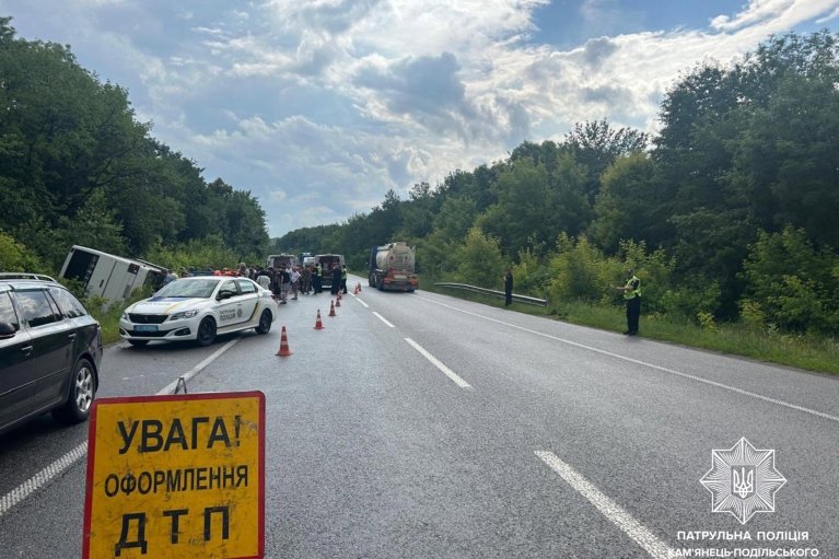 Недалеко от Каменца-Подольского перевернулся туристический автобус международного сообщения (ФОТО)