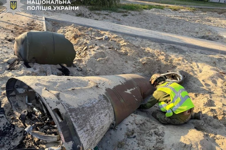 В Киеве между жилыми домами обезвреживают неразорванную российскую баллистическую ракету (ФОТО)