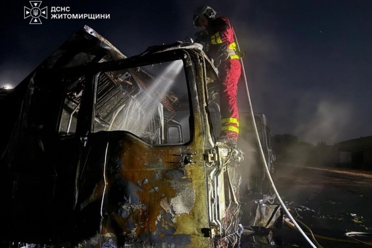 Вражеские дроны атаковали Житомирщину. Есть попадание и пожар на предприятии