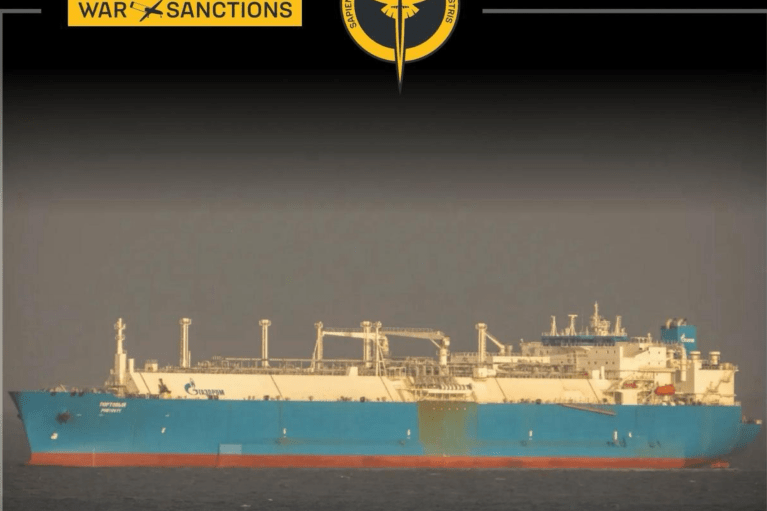 Щонайменше 20 морських суден РФ продовжують експортувати нафу і газ, - ГУР