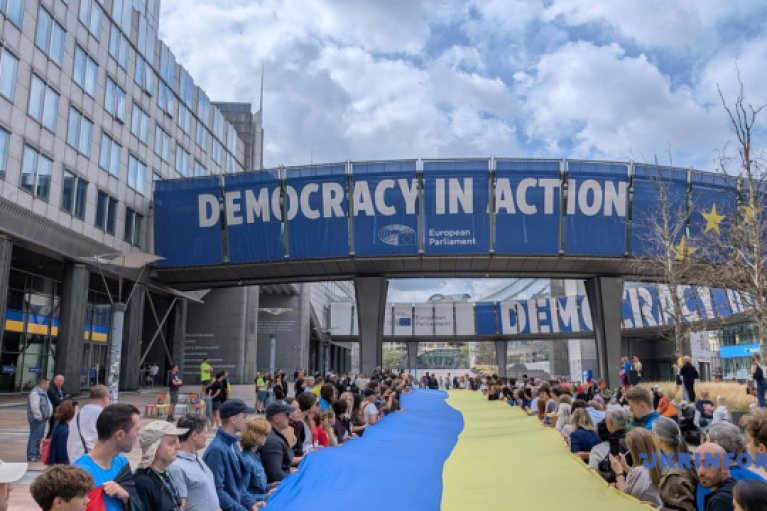 Перед Европарламентом развернули огромный украинский флаг