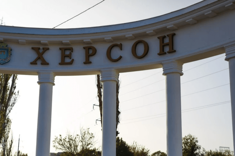 У Херсоні російський дрон вгатив по багатоповерхівці: п'ятеро постраждалих, двоє дітей у важкому стані