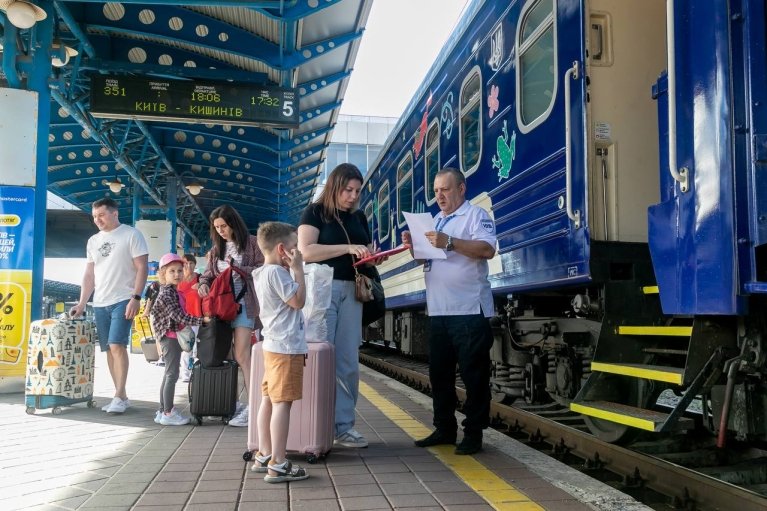 "Укрзализныця" на лето увеличивает количество детских вагонов в поездах (СПИСОК)