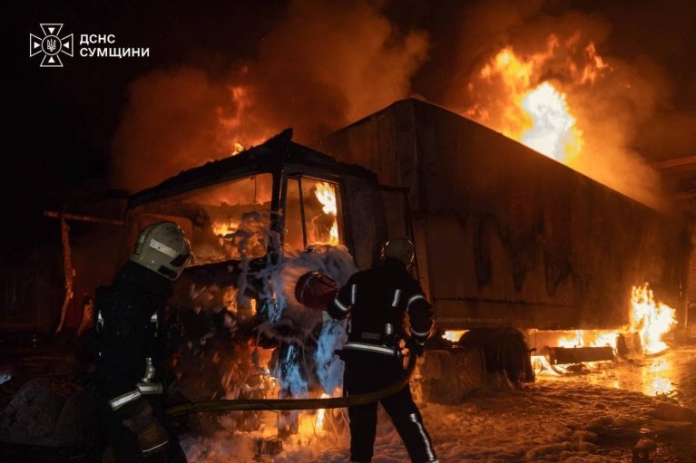 В Сумах российские дроны убили троих водителей "Новой почты" (ФОТО)