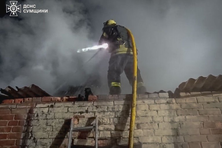 Окупанти атакували житловий сектор у Сумах, поранені двоє людей (ФОТО)