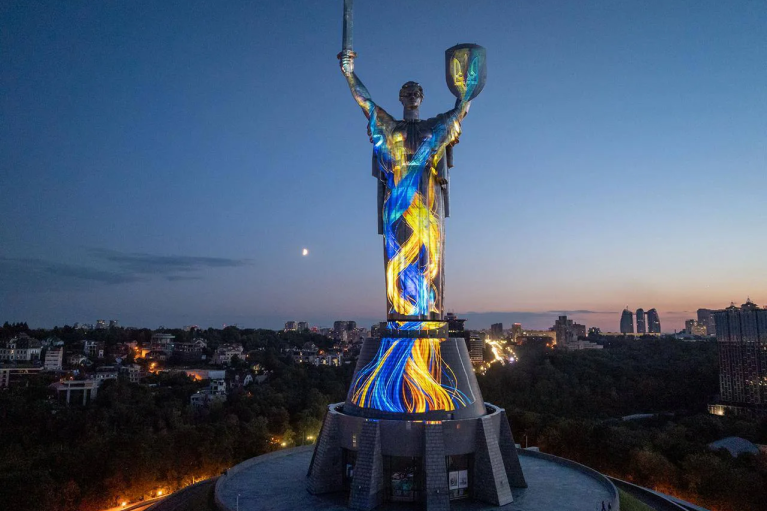 Майбутнє пам'ятає: у столиці стартував світловий артпроєкт до Дня Незалежності (ВІДЕО)