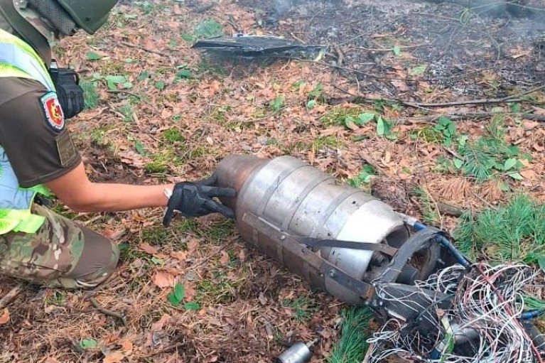 У Голосіївському районі Києва вибухотехніки вилучили уламки російського дрона (ФОТО)