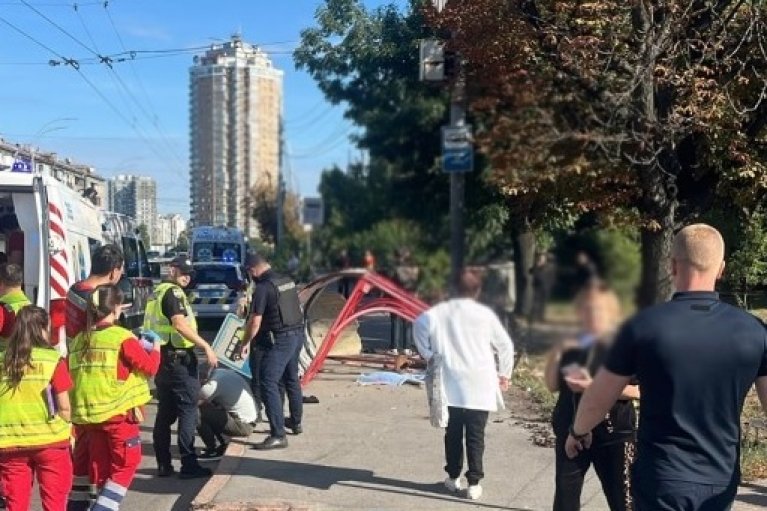 В Києві авто на швидкості протаранило маршрутку та влетіло в зупинку з людьми. Є жертви