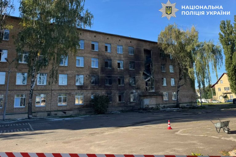 У стінах, атакованої РФ, київської школи знайшли дрон з вибухівкою (ВІДЕО)