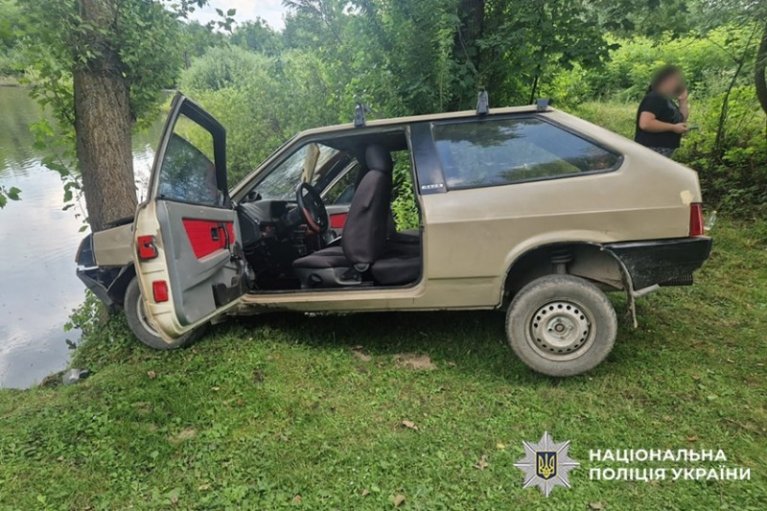 На Хмельнитчине пьяный водитель решил прокатить на капоте девушку, впрочем не справился с управлением и влетел в дерево.