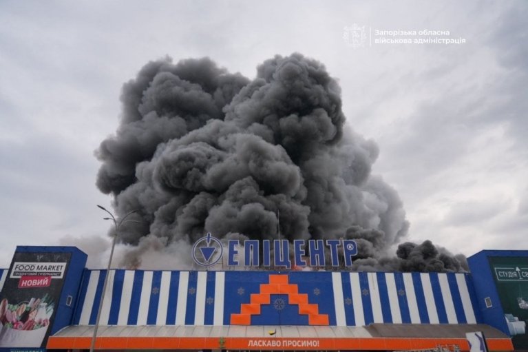 В Запорожье после очередной атаки РФ горит "Эпицентр", есть раненые