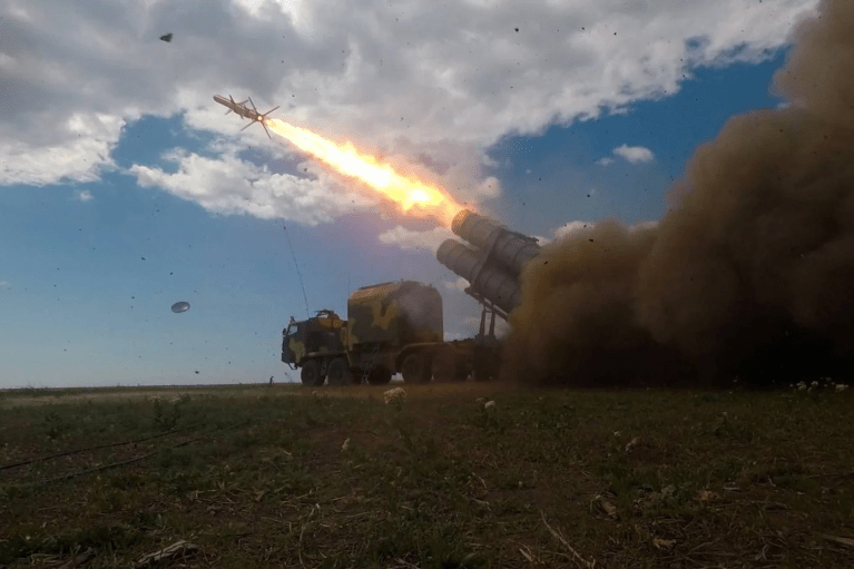 ВСУ ударили "Нептуном" по военному объекту РФ в Севастополе (ВИДЕО)