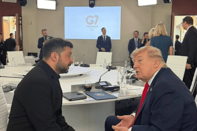 Зеленский во время встречи показал Трампу фотографии поврежденной Лавры