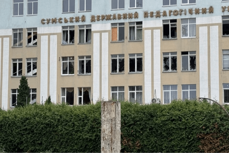 В Сумах россияне дронами повредили педагогический университет и общежитие