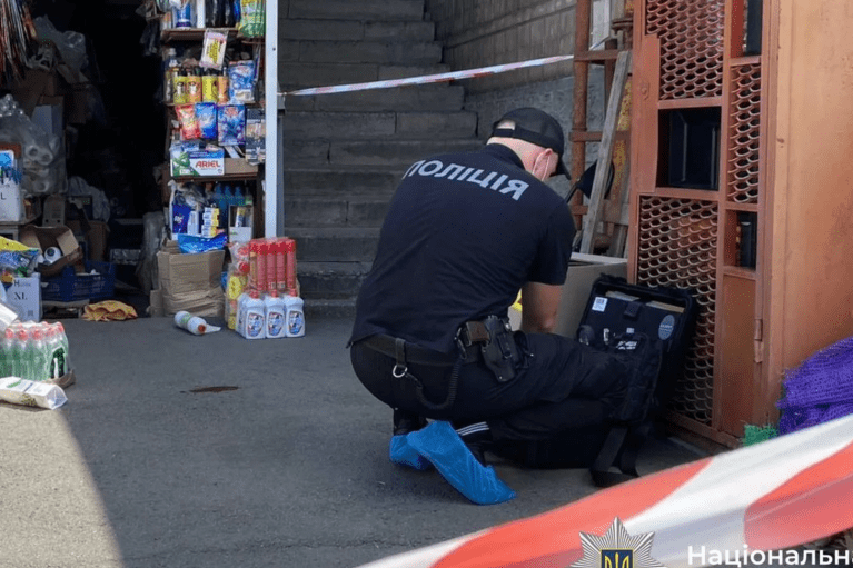 В Виннице мужчина убил ножом женщину, а потом зарезал себя