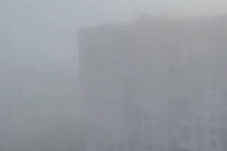 Российский удар повредил супермаркет недалеко от Киева, в столице — густой туман после обстрелов (ВИДЕО)