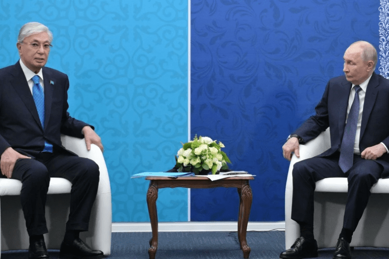 Президент Казахстана шокировал Путина заявлением о необходимости завершения российской войны против Украины