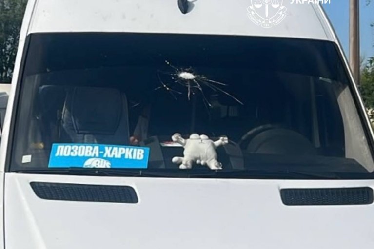 Российский дрон ударил по пригороду Харькова: есть пострадавшие, поврежден микроавтобус