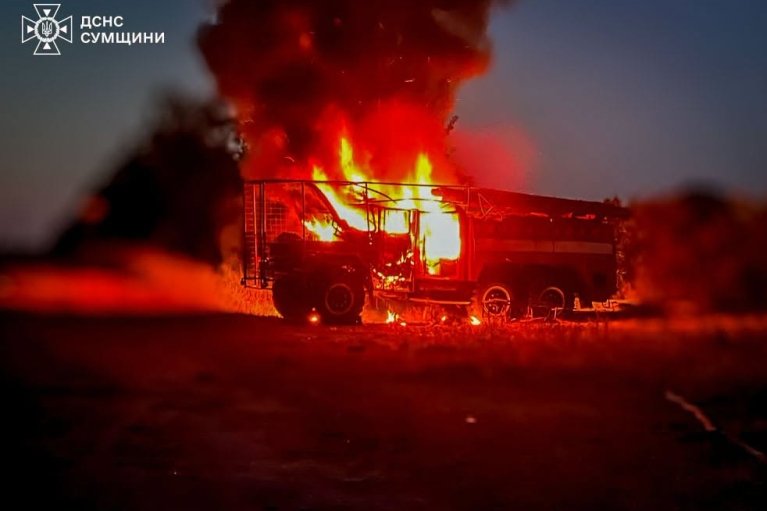 РФ цинично ударила по ГСЧСовцам в Сумах, когда те спасали людей от последствий предварительного удара (ФОТО)