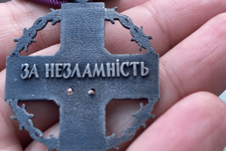 Колишній ветеран, який пройшов полон, відправив Зеленському поштою свою відзнаку "За незламність"